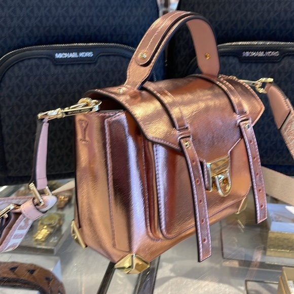 MICHAEL KORS
Manhattan Medium TH SCHOOL Crackled Metallic Leather SATCHEL
NWT - Picture 13 of 16